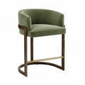 Tabouret de bar en velours vert avec cadre en chêne et repose-pieds en acier inoxydable